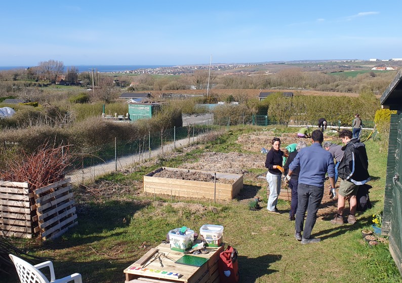 S&eacute;ance de jardinage aux jardins familiaux de Bon Secours
Lien vers: JardinPartageDuParcBonSecours